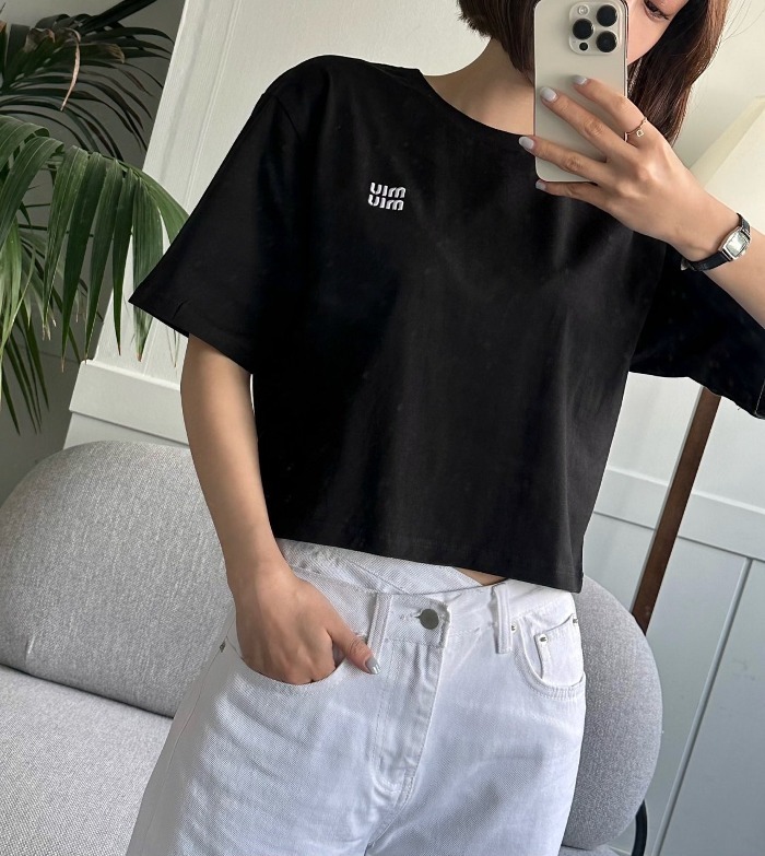 [ MiMi ] 엠보 자수 크롭 티셔츠